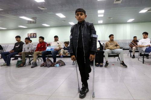 epa12918030 A wounded Palestinian child is seen as evacuees from Gaza arrive for medical treatment at the King Hussein Bridge crossing in South Shuna, Jordan, 27 April 2026. A group of at least 81 injured people from the Gaza Strip arrived in Jordan for medical care, accompanied by 108 parents and family members. The evacuation is part of a humanitarian...