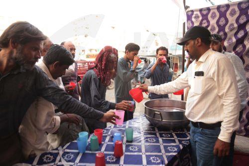 epa12920552 People drink water and juice to beat the current hot weather at a heat stroke safety camp in Hyderabad, Pakistan, 28 April 2026. The Pakistan Meteorological Department forecasts hot and dry weather across Sindh with temperatures above normal in coming days.  EPA/NADEEM KHAWAR