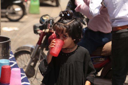 epa12920554 A child has a drink to beat the current hot weather at a heat stroke safety camp in Hyderabad, Pakistan, 28 April 2026. The Pakistan Meteorological Department forecasts hot and dry weather across Sindh with temperatures above normal in coming days.  EPA/NADEEM KHAWAR