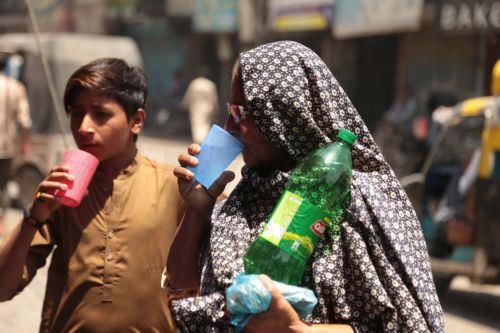 epa12920555 People drink water and juice to beat the current hot weather at a heat stroke safety camp in Hyderabad, Pakistan, 28 April 2026. The Pakistan Meteorological Department forecasts hot and dry weather across Sindh with temperatures above normal in coming days.  EPA/NADEEM KHAWAR