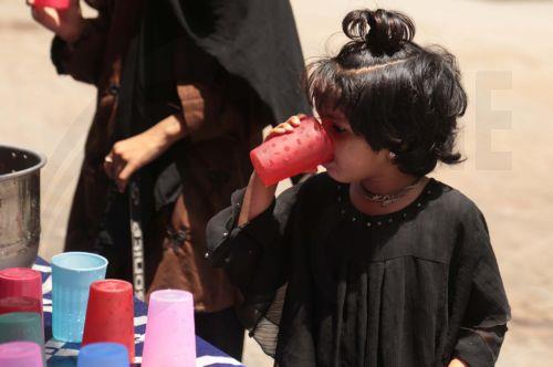 epa12920557 A child has a drink to beat the current hot weather at a heat stroke safety camp in Hyderabad, Pakistan, 28 April 2026. The Pakistan Meteorological Department forecasts hot and dry weather across Sindh with temperatures above normal in coming days.  EPA/NADEEM KHAWAR