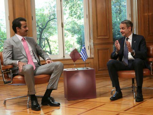 Ο πρωθυπουργός Κυριάκος Μητσοτάκης (Δ) συνομιλεί με τον Εμίρη του Κατάρ Σεΐχη Tamim Bin Hamad Al-Thani (Α) στη συνάντηση του στο Μέγαρο Μαξίμου, Αθήνα Τετάρτη 29 Απριλίου 2026. ΑΠΕ-ΜΠΕ/ΑΠΕ-ΜΠΕ/ΟΡΕΣΤΗΣ ΠΑΝΑΓΙΩΤΟΥ
