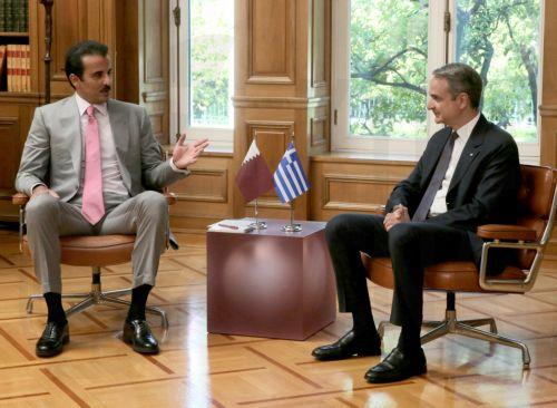 Ο πρωθυπουργός Κυριάκος Μητσοτάκης (Δ) συνομιλεί με τον Εμίρη του Κατάρ Σεΐχη Tamim Bin Hamad Al-Thani (Α) στη συνάντηση του στο Μέγαρο Μαξίμου, Αθήνα Τετάρτη 29 Απριλίου 2026. ΑΠΕ-ΜΠΕ/ΑΠΕ-ΜΠΕ/ΟΡΕΣΤΗΣ ΠΑΝΑΓΙΩΤΟΥ