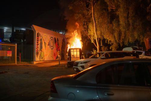 epa12925499 A police vehicle burns as community members clash with authorities outside Alice Springs Hospital in Alice Springs, Australia, 30 April 2026 (issued 01 May 2026). The riot erupted following the arrest of a man, who is accused of the abduction and murder of five-year-old Kumanjayi Little Baby.  EPA/RHETT HAMMERTON  AUSTRALIA AND NEW ZEALAND OUT