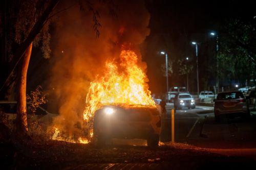 epa12925500 A police vehicle burns as community members clash with authorities outside Alice Springs Hospital in Alice Springs, Australia, 30 April 2026 (issued 01 May 2026). The riot erupted following the arrest of a man, who is accused of the abduction and murder of five-year-old Kumanjayi Little Baby.  EPA/RHETT HAMMERTON  AUSTRALIA AND NEW ZEALAND OUT