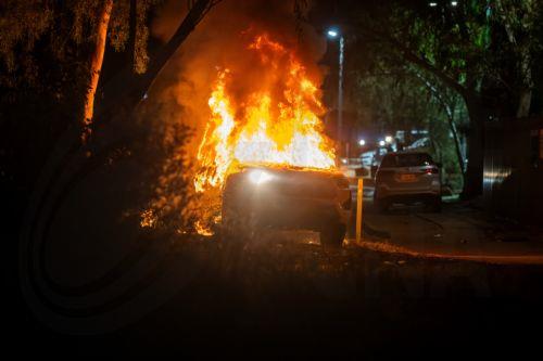 epa12925502 A police vehicle burns as community members clash with authorities outside Alice Springs Hospital in Alice Springs, Australia, 30 April 2026 (issued 01 May 2026). The riot erupted following the arrest of a man, who is accused of the abduction and murder of five-year-old Kumanjayi Little Baby.  EPA/RHETT HAMMERTON  AUSTRALIA AND NEW ZEALAND OUT