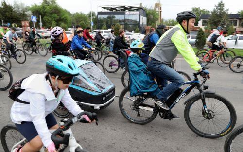 epa12925690 Cyclists take part in a bike ride to mark the opening of the cycling season in Bishkek, Kyrgyzstan, 01 May 2026. The mayor of Bishkek led the peloton from Asanov Victory Park to the Gazprom Children's Sports Center. The bike ride is dedicated to the 148th anniversary of the capital.  EPA/IGOR KOVALENKO