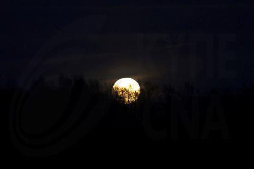 epa12927334 The full Moon rises in Sabile, Latvia, 01 May 2026.  EPA/Toms Kalnins