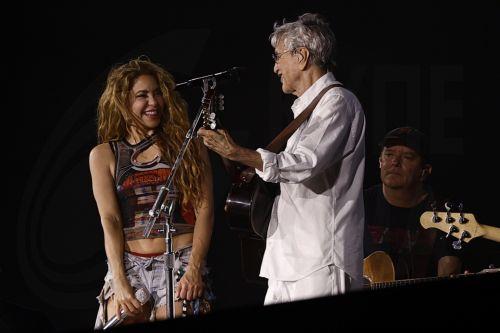 epa12927486 Colombian singer Shakira (L) and Brazilian singer Caetano Veloso (C) perform during a rehearsal ahead of Shakira's 02 May concert on Copacabana Beach in Rio de Janeiro, Brazil, 01 May 2026. Shakira is scheduled to headline a free concert on the beach expected to draw around two million people as part of the 'Todo Mundo no Rio' (Everyone in Rio)...
