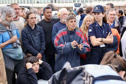 Ακτιβιστές του στολίσκου «Global Sumud Flotilla» βρίσκονται συγκεντρωμένοι στο αεροδρόμιο του Ηρακλείου, στην Κρήτη, Παρασκευή 1η Μαΐου 2026. 176 πολίτες κρατών-μελών της Ευρωπαϊκής Ένωσης και τρίτων χωρών που συμμετείχαν στον Global Sumud Flotilla αποβιβάστηκαν σε λιμένα του Νομού Λασιθίου στην Κρήτη, σύμφωνα με ανακοίνωση του υπουργείου Εξωτερικών. Ο...