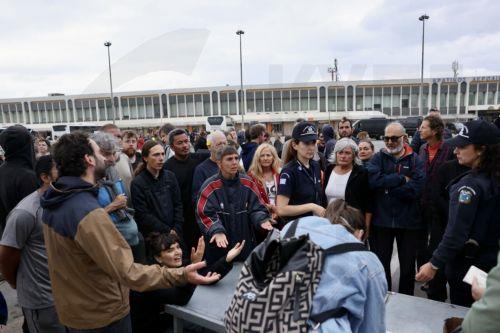 Ακτιβιστές του στολίσκου «Global Sumud Flotilla» βρίσκονται συγκεντρωμένοι στο αεροδρόμιο του Ηρακλείου, στην Κρήτη, Παρασκευή 1η Μαΐου 2026. 176 πολίτες κρατών-μελών της Ευρωπαϊκής Ένωσης και τρίτων χωρών που συμμετείχαν στον Global Sumud Flotilla αποβιβάστηκαν σε λιμένα του Νομού Λασιθίου στην Κρήτη, σύμφωνα με ανακοίνωση του υπουργείου Εξωτερικών. Ο...