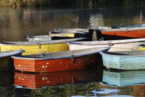 epa12929327 The autumn sun rises over rowing boats on Zoo Lake in Johannesburg, South Africa, 03 May 2026. The lake is a popular area for walkers, runners, and weekend picnics.  EPA/Kim Ludbrook