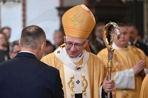epa12929428 Polish President Karol Nawrocki (L) and Metropolitan Archbishop of Warsaw Adrian Galbas (R) during a Holy Mass for the Homeland as part of 3rd May Constitution Day celebrations at the Archcathedral of St. John the Baptist in Warsaw, Poland, 03 May 2026The 03 May National Holiday commemorates the adoption of the 03 May Constitution in 1791. This...