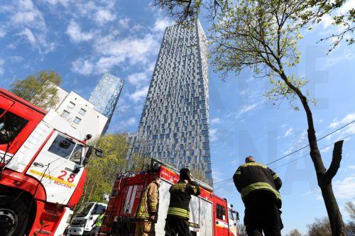 epa12931511 Firefighters arrive at the site following a Ukrainian drone strike in Moscow, Russia, 04 May 2026. Moscow Mayor Sergei Sobyanin said a Ukrainian drone fell into an apartment building in Moscow, no casualties were reported.  EPA/MAXIM SHIPENKOV
