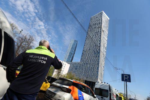 epa12931519 Ambulances arrive at the site following a Ukrainian drone strike in Moscow, Russia, 04 May 2026. Moscow Mayor Sergei Sobyanin said a Ukrainian drone fell into an apartment building in Moscow, no casualties were reported.  EPA/MAXIM SHIPENKOV
