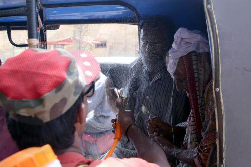 epa12931536 A volunteer sprays water on people during a heatwave in Karachi, Pakistan, 04 May 2026. The Pakistan Meteorological Department has issued a heatwave alert for Karachi, warning that temperatures could rise to around 41 degrees Celsius in the coming days.  EPA/REHAN KHAN