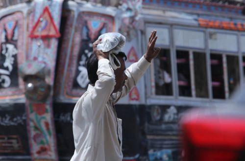 epa12931538 A man covers his head during a heatwave in Karachi, Pakistan, 04 May 2026. The Pakistan Meteorological Department has issued a heatwave alert for Karachi, warning that temperatures could rise to around 41 degrees Celsius in the coming days.  EPA/REHAN KHAN