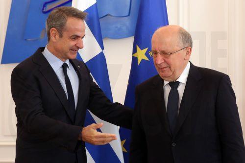 epa12931582 Greek Prime Minister Kyriakos Mitsotakis (L) welcomes European Commissioner for Defence and Space Andrius Kubilius (R) during their meeting in Athens, Greece, 04 May 2026.  EPA/ORESTIS PANAGIOTOU