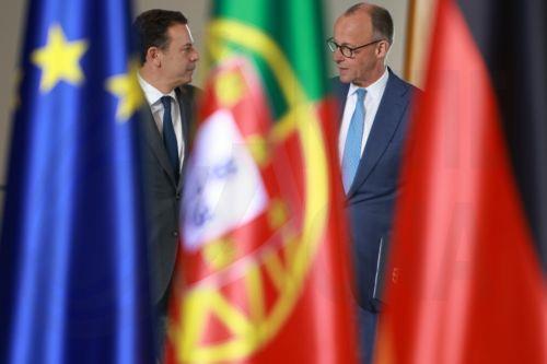 epaselect epa12934535 Portuguese Prime Minister Luis Montenegro (L) and German Chancellor Friedrich Merz arrive for a press conference at the Chancellery in Berlin, Germany, 05 May 2026. Chancellor Merz and Prime Minister Montenegro met for bilateral talks.  EPA/CLEMENS BILAN