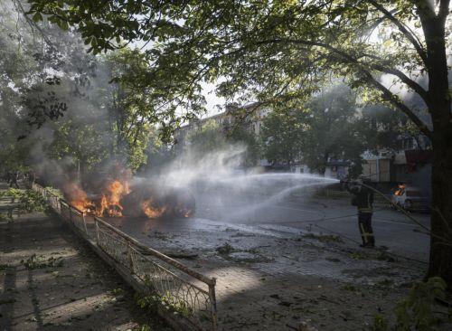epa12934992 A handout photo made available by the press service of the 93rd Kholodnyi Yar Separate Mechanized Brigade of Ukrainian Armed Forces shows a firefighter and burning cars in the aftermath of a Russian airstrike in Kramatorsk, Donetsk region, Ukraine, 05 May 2026, amid the ongoing Russian invasion. Several people died and a dozens were injured...