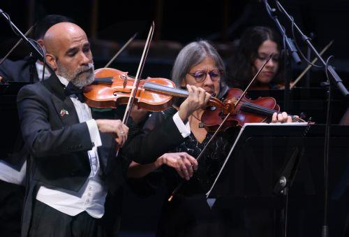 epa12935030 Venezuelan conductor Boris Alexander Paredes Alzolay (C) leads the Orchestre baroque Simon Bolivar during the 15th International Cultural Festival of Symphonic Music at the Algiers Opera in Algiers, Algeria, 5 May 2026. The festival runs from 30 April to 7 May and features 21 participating countries with the Czech Republic serving as the guest...