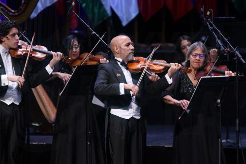 epa12935033 Venezuelan conductor Boris Alexander Paredes Alzolay (C) leads the Orchestre baroque Simon Bolivar during the 15th International Cultural Festival of Symphonic Music at the Algiers Opera in Algiers, Algeria, 5 May 2026. The festival runs from 30 April to 7 May and features 21 participating countries with the Czech Republic serving as the guest...