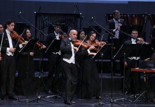 epa12935035 Venezuelan conductor Boris Alexander Paredes Alzolay (C) leads the Orchestre baroque Simon Bolivar during the 15th International Cultural Festival of Symphonic Music at the Algiers Opera in Algiers, Algeria, 5 May 2026. The festival runs from 30 April to 7 May and features 21 participating countries with the Czech Republic serving as the guest...