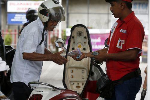 epa12935267 A worker refuels a motorbike at a gas station in Banda Aceh, Indonesia, 06 May 2026. Energy and Mineral Resources (ESDM) Minister Bahlil Lahadalia revealed on 02 May that crude oil from Russia will soon enter Indonesia and is expected to help maintain national energy supply security amid global geopolitical dynamics.  EPA/HOTLI SIMANJUNTAK