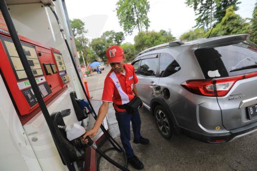epa12935268 A worker refuels a car at a gas station in Banda Aceh, Indonesia, 06 May 2026. Energy and Mineral Resources (ESDM) Minister Bahlil Lahadalia revealed on 02 May that crude oil from Russia will soon enter Indonesia and is expected to help maintain national energy supply security amid global geopolitical dynamics.  EPA/HOTLI SIMANJUNTAK