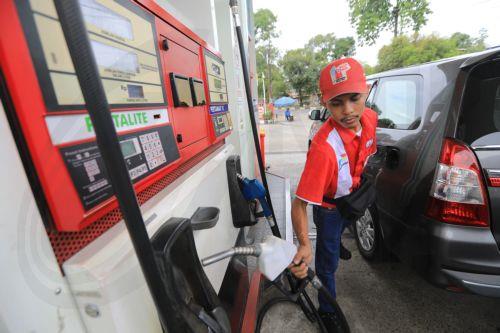 epa12935269 A worker refuels a car at a gas station in Banda Aceh, Indonesia, 06 May 2026. Energy and Mineral Resources (ESDM) Minister Bahlil Lahadalia revealed on 02 May that crude oil from Russia will soon enter Indonesia and is expected to help maintain national energy supply security amid global geopolitical dynamics.  EPA/HOTLI SIMANJUNTAK