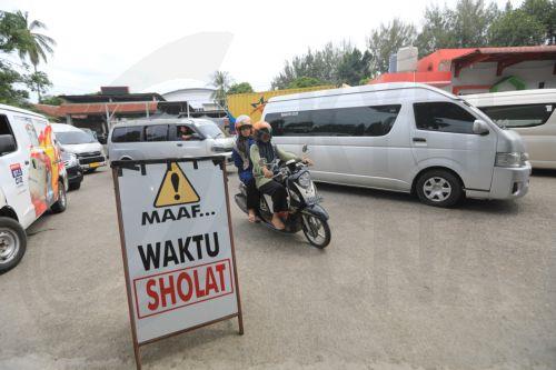 epa12935275 Cars queue to refuels gasoline at a gas station in Banda Aceh, Indonesia, 06 May 2026. Energy and Mineral Resources (ESDM) Minister Bahlil Lahadalia revealed on 02 May that crude oil from Russia will soon enter Indonesia and is expected to help maintain national energy supply security amid global geopolitical dynamics.  EPA/HOTLI SIMANJUNTAK