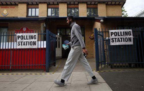epa12938862 A pedestrian passes a polling station during local elections in London, Britain, 07 May 2026. Millions of Britons are voting across the country in local elections on 07 May.  EPA/ANDY RAIN