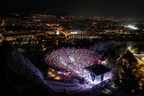 (Ξένη Δημοσίευση) Το Δημοτικό Θέατρο Λυκαβηττού επιστρέφει δυναμικά και το καλοκαίρι του 2026, μετατρέποντας την κορυφή της Αθήνας σε έναν ζωντανό πυρήνα πολιτισμού. Από τα μέσα Μαΐου έως και τα τέλη Ιουλίου, ένα πολυσυλλεκτικό πρόγραμμα εκδηλώσεων φέρνει στον λόφο συναυλίες και θεατρικές παραστάσεις, συνδέοντας διαφορετικά καλλιτεχνικά είδη σε ένα μοναδικό...