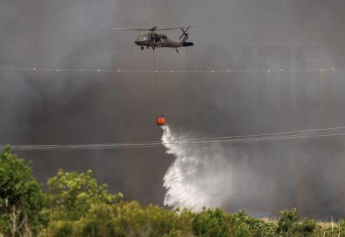epa12947775 A US Army helicopter crew battles a wildfire in the Everglades near Pembroke Pines, Florida, United States, 11 May 2026. Florida is facing an active wildfire season, with the Max Road Fire burning thousands of acres across parts of Broward and Miami-Dade counties and smoke affecting nearby communities.  EPA/CRISTOBAL HERRERA-ULASHKEVICH