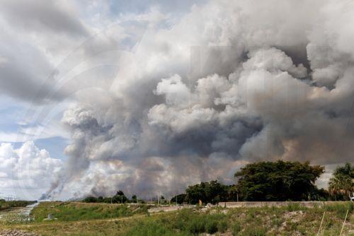 epa12947779 A wildfire burns in the Everglades near Pembroke Pines, Florida, United States, 11 May 2026. Florida is facing an active wildfire season, with the Max Road Fire burning thousands of acres across parts of Broward and Miami-Dade counties and smoke affecting nearby communities.  EPA/CRISTOBAL HERRERA-ULASHKEVICH