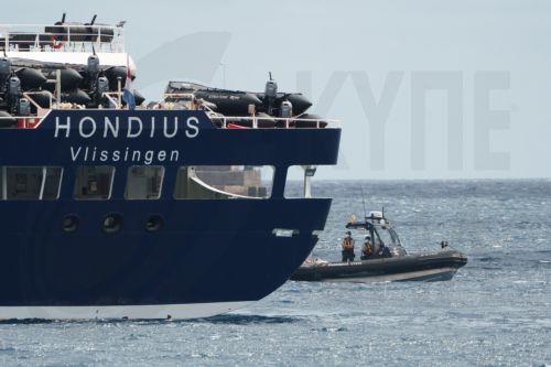 epa12947797 The MV Hondius cruise ship, affected by several hantavirus cases, remains anchored inside the Port of Granadilla de Abona in Tenerife, Spain, 11 May 2026. Authorities prepared to disembark the last passengers, who were expected to be repatriated from Tenerife South Airport.  EPA/RAMON DE LA ROCHA