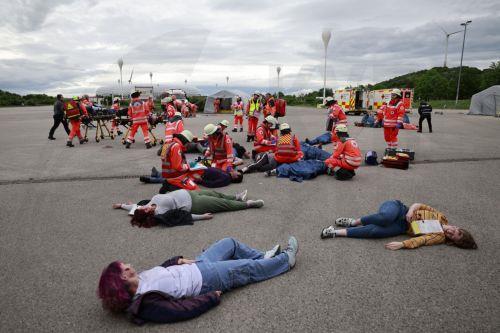 epa12947895 Members of the Bavarian Red Cross and role players participate in an exercise demonstrating the organization’s complex emergency response system in Munich, Germany, 11 May 2026. The drill involved more than 75 emergency responders and role players and simulated a mass casualty incident caused by a crowd accident and the leak of an initially...