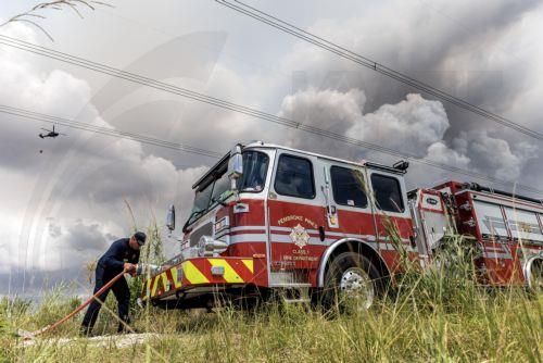 epa12947911 Firefighters battle a wildfire in the Everglades near Pembroke Pines, Florida, United States, 11 May 2026. Florida is facing an active wildfire season, with the Max Road Fire burning thousands of acres across parts of Broward and Miami-Dade counties and smoke affecting nearby communities.  EPA/CRISTOBAL HERRERA-ULASHKEVICH