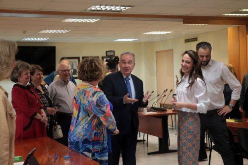 Η υπουργός Κοινωνικής Συνοχής και Οικογένειας Δόμνα Μιχαηλίδου και ο αναπληρωτής υπουργός Εθνικής Οικονομίας και Οικονομικών Νίκος Παπαθανάσης, συνομιλούν με ηλικιωμένους κατά τη διάρκεια της επίσκεψης τους στο  Πνευματικό Κέντρο του Δήμου Βριλησσίων, όπου υλοποιείται το πρόγραμμα ψηφιακής ενδυνάμωσης ηλικιωμένων, Τρίτη 12 Μαΐου 2026. Παρουσία 30...