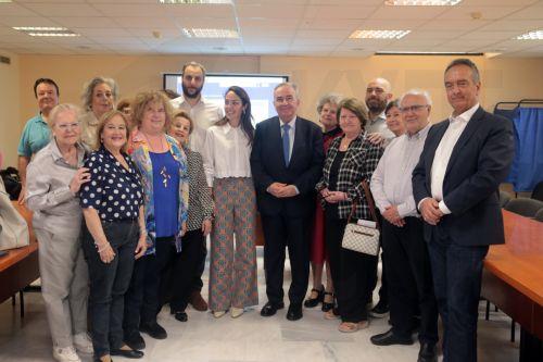 Η υπουργός Κοινωνικής Συνοχής και Οικογένειας Δόμνα Μιχαηλίδου και ο αναπληρωτής υπουργός Εθνικής Οικονομίας και Οικονομικών Νίκος Παπαθανάσης, φωτογραφίζονται με ηλικιωμένους κατά τη διάρκεια της επίσκεψης τους στο Πνευματικό Κέντρο του Δήμου Βριλησσίων, όπου υλοποιείται το πρόγραμμα ψηφιακής ενδυνάμωσης ηλικιωμένων, Τρίτη 12 Μαΐου 2026. Παρουσία 30...