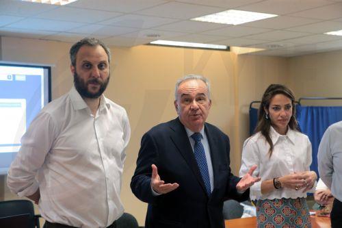 Η υπουργός Κοινωνικής Συνοχής και Οικογένειας Δόμνα Μιχαηλίδου και ο αναπληρωτής υπουργός Εθνικής Οικονομίας και Οικονομικών Νίκος Παπαθανάσης (Κ), συνομιλούν με ηλικιωμένους κατά τη διάρκεια της επίσκεψης τους στο Πνευματικό Κέντρο του Δήμου Βριλησσίων, όπου υλοποιείται το πρόγραμμα ψηφιακής ενδυνάμωσης ηλικιωμένων, Τρίτη 12 Μαΐου 2026. Παρουσία 30...