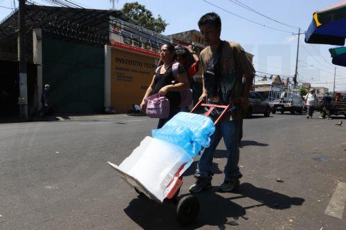 epa12952054 A man is sells ice during a heat wave, which is causing 'extreme temperatures' exceeding 40 degrees Celsius, in San Salvador, El Salvador, 12 May 2026.  EPA/Javier Aparicio