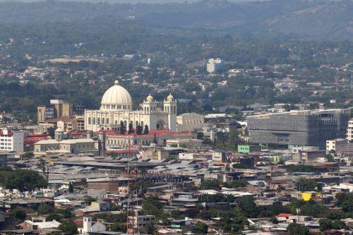 epa12952055 A view of the city center during a heat wave, in San Salvador, El Salvador, 12 May 2026. The Central American country is facing a heat wave that is causing 'extreme temperatures' exceeding 40 degrees Celsius.  EPA/Javier Aparicio