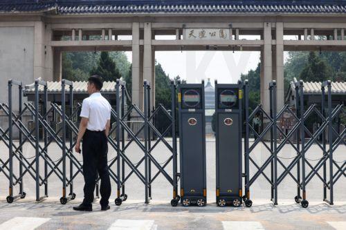 epa12952332 A security guard stands at the entrance of the Temple of Heaven in Beijing, China, 13 May 2026. US President Donald Trump is scheduled to pay a state visit to China from 13 to 15 May.  EPA/WU HAO