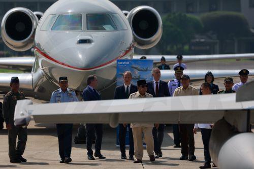 epa12969827 Indonesia’s President Prabowo Subianto (C), accompanied by Defense Minister Sjafrie Sjamsoeddin (R), inspects a French‑made Falcon 8X aircraft during a handover ceremony at Halim Perdanakusuma Air Base in Jakarta, Indonesia, 18 May 2026. The Indonesian government handed over French‑made defense systems, including six Falcon 8X aircraft, two...