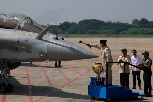 epa12969830 Indonesia’s President Prabowo Subianto (L) inaugurates a French‑made Rafale fighter jet during a handover ceremony at Halim Perdanakusuma Air Base in Jakarta, Indonesia, 18 May 2026. The Indonesian government handed over French‑made defense systems, including six Falcon 8X aircraft, two Airbus A400 aircraft, Meteor missiles and six Rafale...