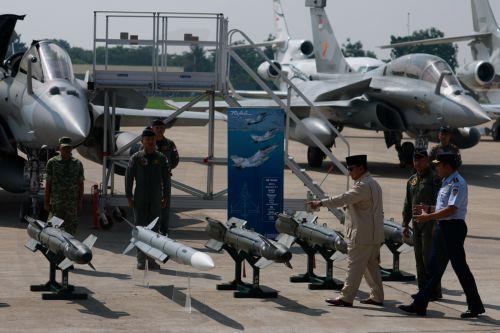 epa12969833 Indonesia’s President Prabowo Subianto (C) inspects a missile system during a handover ceremony at Halim Perdanakusuma Air Base in Jakarta, Indonesia, 18 May 2026. The Indonesian government handed over French‑made defense systems, including six Falcon 8X aircraft, two Airbus A400 aircraft, Meteor missiles and six Rafale fighter jets, as part of...