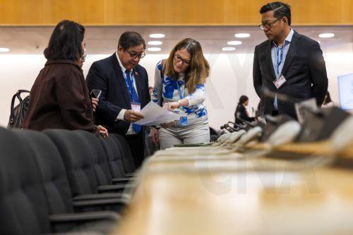 epa12969842 A UN staff member (2-R) speaks with delegates from the Philippines prior to the opening of the 79th World Health Assembly (WHA79) at the European headquarters of the United Nations, in Geneva, Switzerland, 18 May 2026.  EPA/SALVATORE DI NOLFI