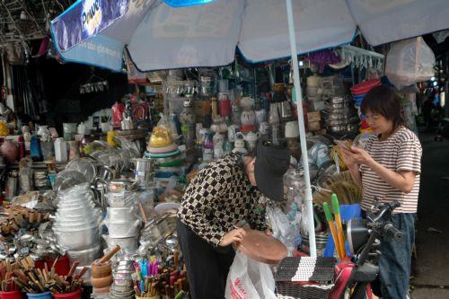 epa12969858 A woman shops for cutting board at a market in Hanoi, Vietnam, 18 May 2026. Vietnam's economic growth is expected to slow to 6.8 percent in 2026, according to the World Bank’s forecast recently. Vietnam's gross domestic product (GDP) grew at 8.02 percent in 2025, according to data released by the General Statistics Office.  EPA/LUONG THAI LINH