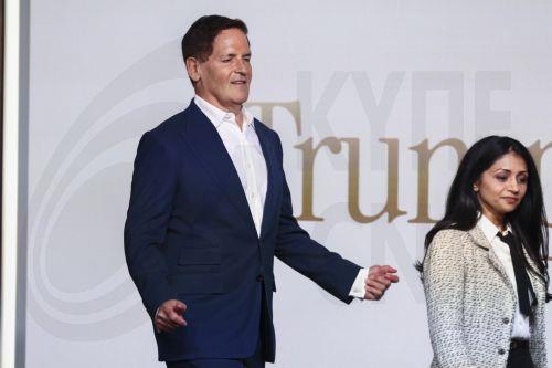 epa12972595 Cost Plus Drug Company (MCCPDC) Co-Founder Mark Cuban (L) walks on stage at a healthcare affordability event in the Eisenhower Executive Office Building on the White House campus in Washington, DC, USA, 18 May 2026.  EPA/JIM LO SCALZO / POOL